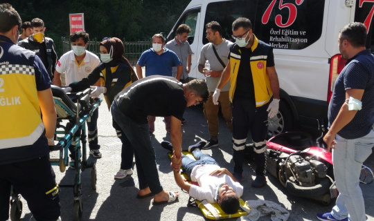 Yaralanan motosikletli sağlık ekibine “Bana ne oldu” diye sordu