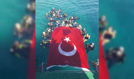 Zafer Bayramını denizde dev Türk bayrağı açarak kutladılar Zafer Bayramını denizde dev Türk bayrağı açarak kutladılar