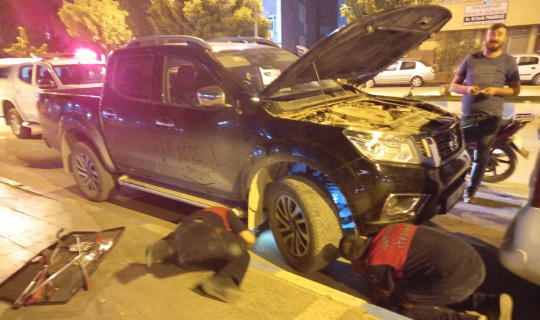Aracın motor kısmına giren kediyi itfaiye çıkarttı Aracın motor kısmına giren kediyi itfaiye çıkarttı