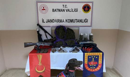 Batman’da yapılan operasyonda uyuşturucu ve silah ele geçirildi Batman’da yapılan operasyonda uyuşturucu ve silah ele geçirildi