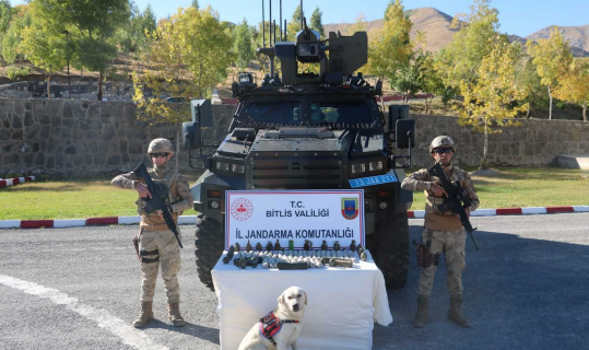 Bitlis’te 10 kilo patlayıcı ile 22 adet el bombası ele geçirildi Bitlis’te 10 kilo patlayıcı ile 22 adet el bombası ele geçirildi