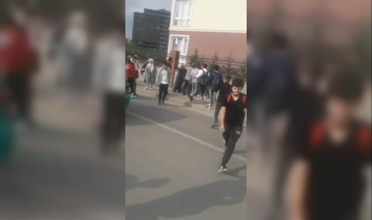 Bursa’da okul önünde arbede kamerada... Bursa’da okul önünde arbede kamerada...