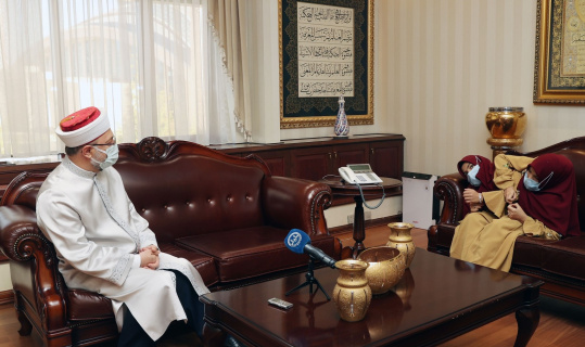 Diyanet İşleri Başkanı Erbaş siyam ikizleri ile bir araya geldi Diyanet İşleri Başkanı Erbaş siyam ikizleri ile bir araya geldi