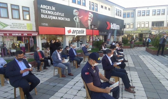 Dünya Okuma Yazma Günü’nde hep birlikte kitap okudular Dünya Okuma Yazma Günü’nde hep birlikte kitap okudular