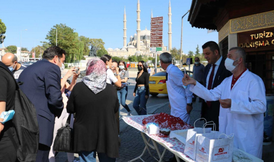 Dünya Turizm Günü’nde vatandaşlara kavala kurabiyesi ve tava ciğer ikram edildi