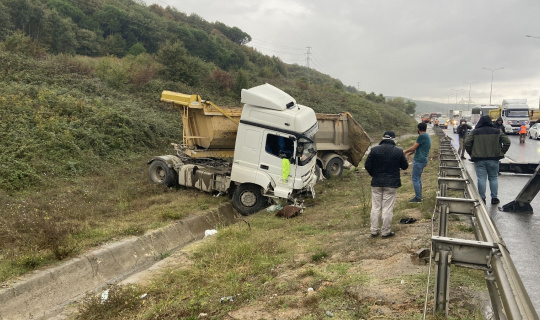 Eyüpsultan’da bariyerleri aşan hafriyat kamyonu yol kenarındaki toprak alana uçtu