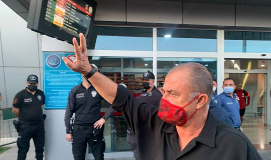 Fatih Terim’in elini öpen taraftar: “Hocam sakın takımı bırakmayın”