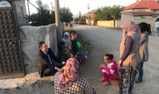 Halk arasına karışan kaymakam herkesin sevgilisi oldu Halk arasına karışan kaymakam herkesin sevgilisi oldu
