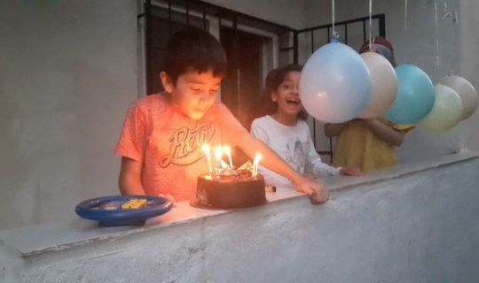Karantinadaki minik Abdullah’a balkonda doğum günü sürprizi