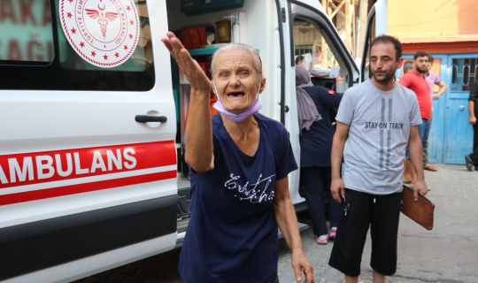 Karısını öldürüp 2 çocuğunu alarak kaçtı