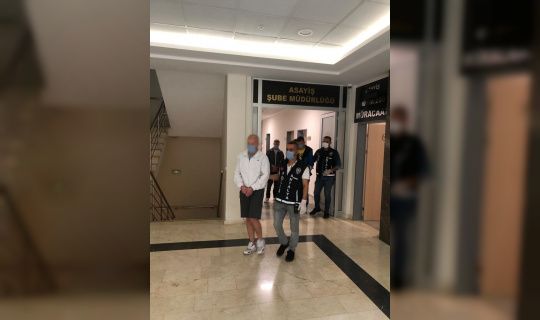 Kiraladıkları aracı sahte plaka ile satıp, sonra da çalan 3 şüpheli tutuklandı Kiraladıkları aracı sahte plaka ile satıp, sonra da çalan 3 şüpheli tutuklandı