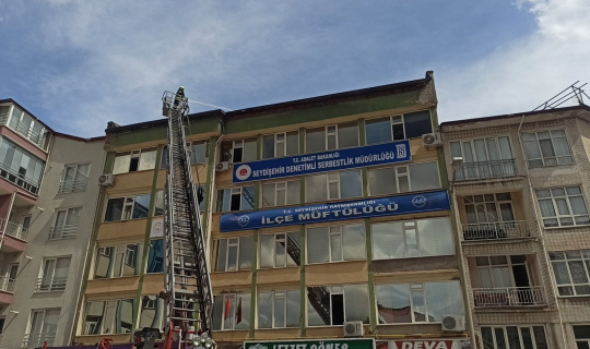 Konya’da 5 katlı binanın çatısında çıkan yangın büyümeden söndürüldü