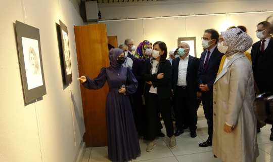 Koruyucu ailesi keşfetti, kendi imkanlarıyla ilk kişisel sergisini açtı