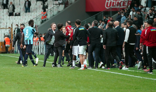 Maç bitti saha kenarı karıştı! Maç bitti saha kenarı karıştı!