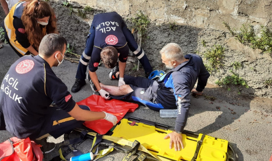 Motosiklet duvara çarptı, 10 metre sürüklenen sürücü yaralandı Motosiklet duvara çarptı, 10 metre sürüklenen sürücü yaralandı