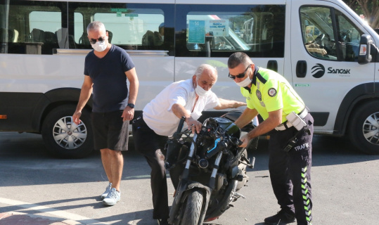 Motosiklet ile halk otobüsü çarpıştı: 1 yaralı