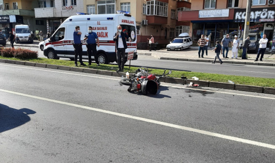 Motosiklet yayaya çarptı: 2 yaralı Motosiklet yayaya çarptı: 2 yaralı