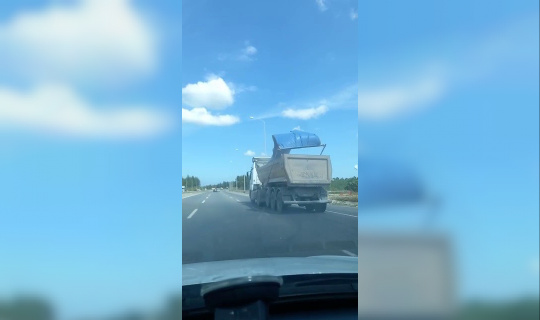 (Özel) Şile yolunda kamyonun kasasından dökülen parçalar paniğe neden oldu (Özel) Şile yolunda kamyonun kasasından dökülen parçalar paniğe neden oldu