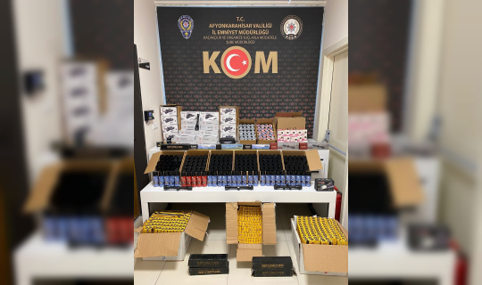 Polis gümrük kaçağı silah malzemeleri ve fener yakaladı Polis gümrük kaçağı silah malzemeleri ve fener yakaladı