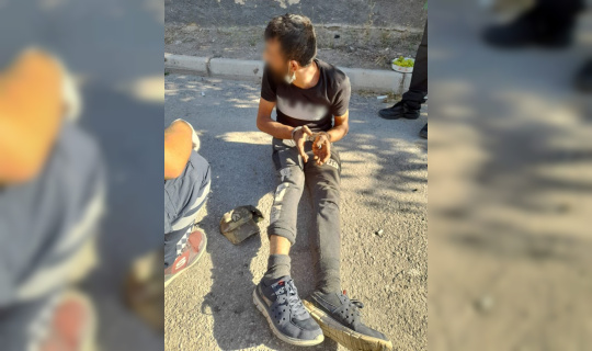 Polise bıçak çekti, bacağından vurularak etkisiz hale getirildi Polise bıçak çekti, bacağından vurularak etkisiz hale getirildi