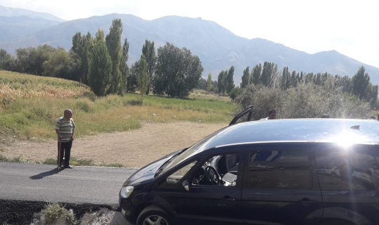 Şarampole uçan otomobildeki 3 yaralı itfaiye ekiplerince kurtarıldı