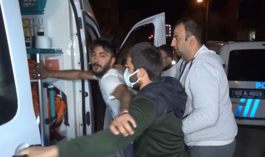 Sinir krizi geçiren genç kendini kilitlediği evde eşyaları kırıp, evi ateşe verdi Sinir krizi geçiren genç kendini kilitlediği evde eşyaları kırıp, evi ateşe verdi