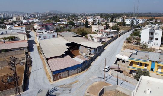Tarsus’un dezavantajlı bölgelerinde asfalt atağı sürüyor