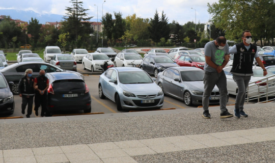 TEM’de uyuşturucuyla yakalanan 2 kişi adliyede TEM’de uyuşturucuyla yakalanan 2 kişi adliyede