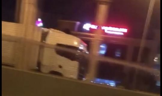 Ters şeritten son sürat ilerleyen tır, korkuya sebep oldu Ters şeritten son sürat ilerleyen tır, korkuya sebep oldu
