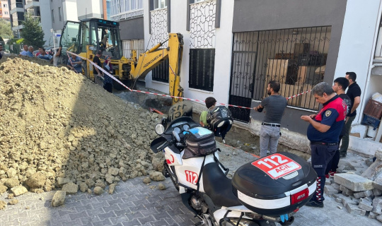 Toprak altında kalan işçiyi motorize ambulans görevlisi kurtardı Toprak altında kalan işçiyi motorize ambulans görevlisi kurtardı