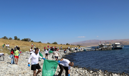 Van Büyükşehir’in destekleriyle “1. Adır Adası Yüzme Festivali” kapsamında sahil temizliği yapıldı Van Büyükşehir’in destekleriyle “1. Adır Adası Yüzme Festivali” kapsamında sahil temizliği yapıldı