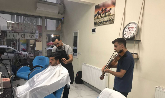 Viyola ve keman eşliğinde tıraş keyfi