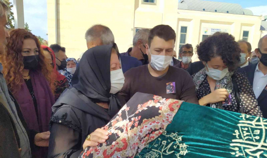 Avcılar’da vahşice öldürülen kadın gözyaşları içinde son yolculuğuna uğurlandı