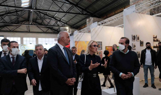Bakan Mehmet Nuri Ersoy, eşi Pervin Ersoy’la birlikte 16. Contemporary İstanbul’u ziyaret etti