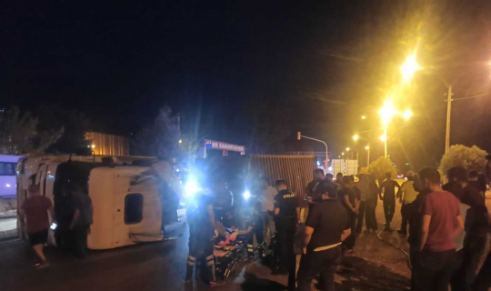 Çine’de devrilen tırın sürücüsü yaralandı