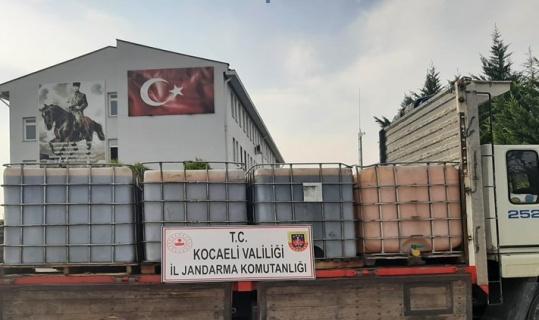 Durdurulan kamyonda 6 ton kaçak akaryakıt ele geçirildi Durdurulan kamyonda 6 ton kaçak akaryakıt ele geçirildi