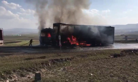 Gürcistan’a giden Azerbaycan plakalı Tır seyir halindeyken yandı Gürcistan’a giden Azerbaycan plakalı Tır seyir halindeyken yandı