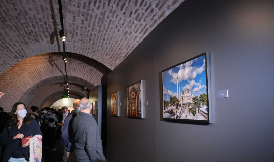 İzzet Keribar’ın ‘Miras: İstanbul’da Osmanlı Mimarisi ve Çini Sanatı’ sergisi açıldı