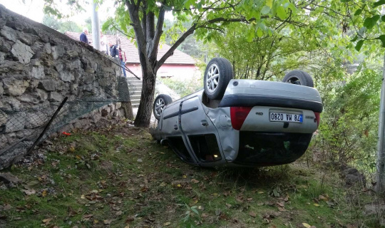 Karabük’te otomobil evin bahçesine uçtu: 2 yaralı Karabük’te otomobil evin bahçesine uçtu: 2 yaralı