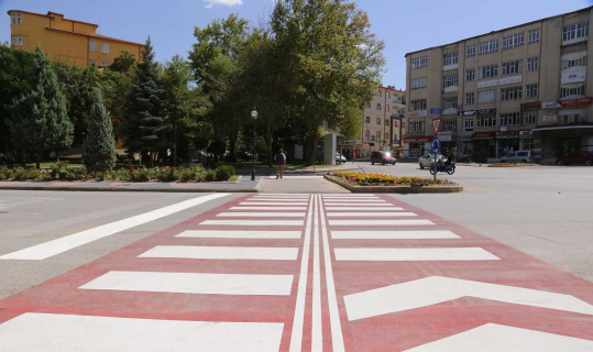 Karaman’da yol çizgisi ve yaya geçidi çalışması Karaman’da yol çizgisi ve yaya geçidi çalışması
