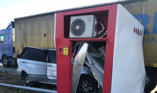 Kontrolden çıkan otomobil, ATM’ye ok gibi saplandı