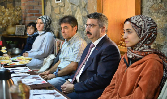 Kritik edebiyat sohbetleri devam ediyor