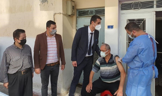 Kuyucak’ta vatandaşlar aşı olmaya ikna ediliyor Kuyucak’ta vatandaşlar aşı olmaya ikna ediliyor
