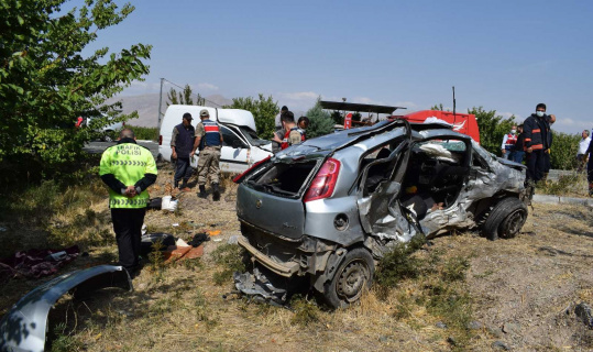 Malatya’da feci kaza: 3 ölü, 4 yaralı Malatya’da feci kaza: 3 ölü, 4 yaralı