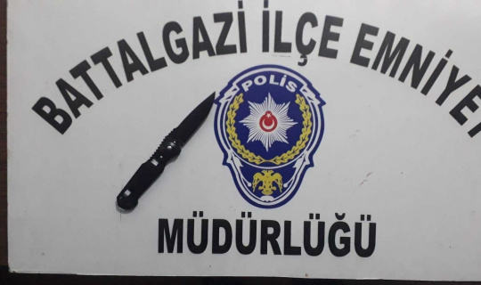 Malatya’da iş merkezinde 1 kişiyi bıçaklayarak öldüren zanlı tutuklandı Malatya’da iş merkezinde 1 kişiyi bıçaklayarak öldüren zanlı tutuklandı