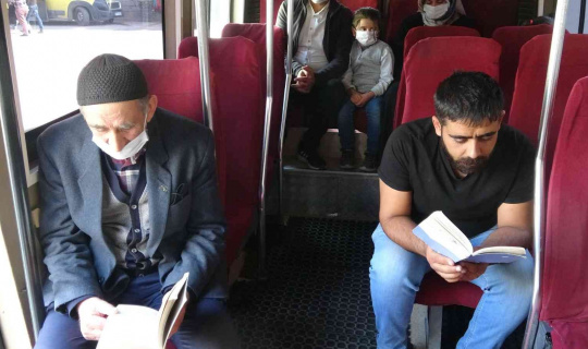 Minibüs şoförü kitap sevgisini yolcularına aşılıyor