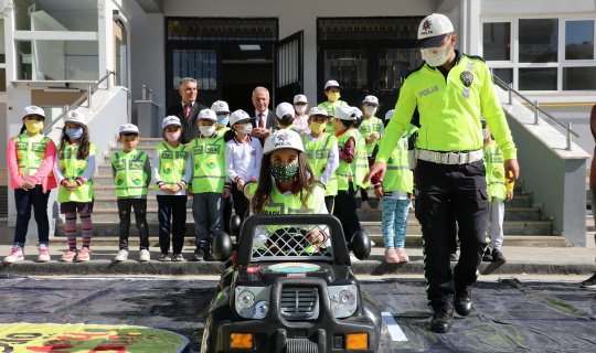 Minikler polis kıyafeti giydi, trafik eğitimi aldı
