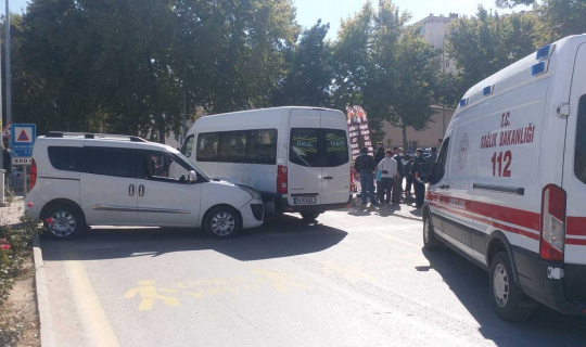 Öğrenci servisi kaza yaptı: 2 yaralı
