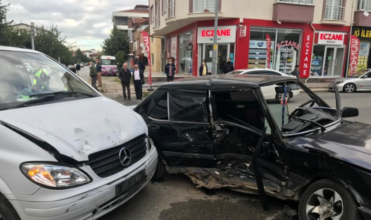 Otomobil ile minibüs çarpıştı: 4 yaralı Otomobil ile minibüs çarpıştı: 4 yaralı