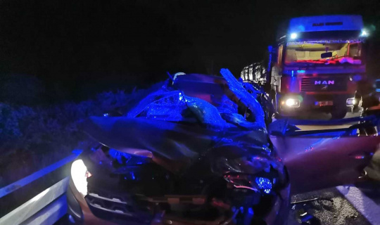 Otoyolda tıra çarpan otomobilde 3 kişi yaralandı Otoyolda tıra çarpan otomobilde 3 kişi yaralandı